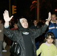 Una mujer musulmana grita pidiendo la paz 