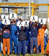 Los trabajadores de Astilleros Izar, en Baha de Cdiz, han suspendido sus reivindicaciones para solidarizarse con las vctimas de Madrid