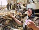 Una mujer llora en el sitio de uno de los atentados en Chechenia