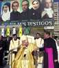 El Papa con las imgenes de los 5 nuevos santos detrs