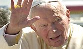 Juan Pablo II agradeciendo la bienvenida de los ciudadanos