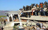 Habitantes de Bingol observan los escombros de una escuela