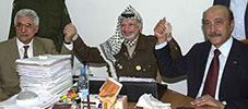 En la imagen, Arafat (centro) celebra el fin de la negociacin con Abu Mazen (izquierda) y el jefe de la Inteligencia egipcia, Omar Suleiman, presente en las conversaciones (derecha