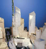 El proyecto de Libeskind, caracterizado por una espigada estructura coronada por los 'jardines del mundo' -que se convertir en el edificio ms alto del planeta con 450 metros- logr tocar la fibra sentimental y el bolsillo del comit de autoridades que formaban parte del jurado del concurso para reconstruir la 'zona cero' de Nueva York