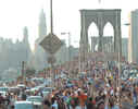 Miles de neoyorquinos cruzan a pie el puente de Brooklyn debido al colapso del transporte pblico provocado por el apagn.
