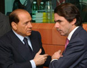 El presidente del Gobierno, Jos Mara Aznar, conversa con el primer ministro italiano y presidente de turno de la Unin Europea, Silvio Berlusconi