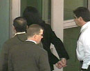Michael Jackson entrando esposado a la comisaria de Santa Barbara