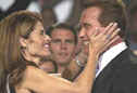 Arnold Schwarzenegger y su esposa, Maria Shriver -miembro del clan Kennedy- se felicitan por los resultados de las elecciones en California