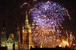 Los fuegos artificiales iluminan el cielo y la catedral de San Vito en Praga para celebrar la entrada de la Repblica Checa en la UE