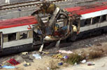 Los terroristas colocaron 13 explosivos en cuatro trenes de Cercanas. Tres de las bombas explotaron en un tren parado en la estacin de Atocha.