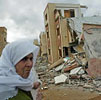 Una mujer ante viviendas derrumbadas en la poblacin de Imzuren