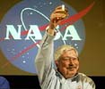 Pete Theisinger, jefe de la misin "Mars Rover", brinda por el xito 