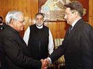 Musharraf, a la derecha, saluda a Vajpayee al inicio de su reunin