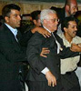 Los guardaespaldas protegen a Abu Mazen
