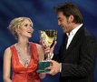 En la imagen, el actor espaol recibe el galardn de la actriz estadounidense Scarlett Johannson