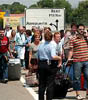 Decenas de viajeros, tras abandonar el aeropuerto de Zaragoza