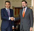 Zapatero saluda a  Rajoy a su llegada a La Moncloa