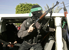 Un militante de Hamas patrulla por las calles de Gaza.