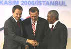 De izda. a dcha.) Zapatero, Erdogan y Annan, en Estambul.