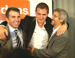 Albert Rivera (c) Jos Domingo (i) y Antonio Robles (d), los tres parlamentarios de Ciutadans, celebran su meritorio triunfo.