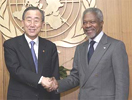 Ban Ki-moon saluda a Kofi Annan 