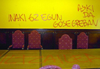 Pintadas a favor del terrorista en huelga de hambre en el salon de plenos del Ayuntamiento