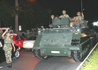 Soldados tailandeses se dirigen a la casa del primer ministro