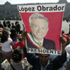 Un partidario de Lpez Obrador sostiene un pster del lder del PRD en el que reivindica la victoria del izquierdista en las elecciones a la presidencia mexicana.