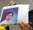 La polica muestra una foto del secuestrador