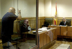 El etarra Ignacio Javier Bilbao Goikoetxea  haciendo el gesto de apuntar con una pistola al juez