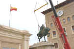 Momento en que la estatua de Franco es retirada de la AGM