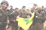 Soldados israeles sostienen la bandera amarilla de Hezbol mientras regresan al norte de su pas