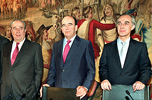 Emilio Botn (c), junto a Jos Mara Amustegui (i), y ngel Corcstegui (d) en una imagen del ao 2000.