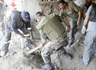 Imagen del rescate despus del bombardeo israel en Qana