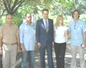 El presidente Zapatero y sus invitado, palestinos e israeles, en los jardines de La Moncloa.