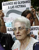 La madre de Joseba Pagazaurtundua, Pilar Ruiz, durante la protesta antes de la reunin