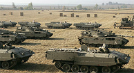 Vehculos militares israeles a la espara de la orden de ataque.