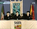 Tres encapuchado leyendo el comunicado de ETA del 22 de marzo de 2006