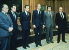 En la imagen, de izquierda a derecha, Santiago Carrillo, Agustn Rodrguez Sahagn, Adolfo Surez, Juan Carlos I, Felipe Gonzlez y Manuel Fraga.