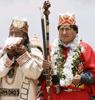 En la imagen, Evo Morales (D) recibe la bendicin de un sacerdote aymara en las ruinas de Tiwanaku