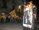Varios centenares independentistas quemaron fotografas de los Reyes en Gerona