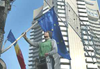 La bandera europea ya ondea en Bucarest.
