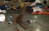Restos del sangriento atentado en la Estacin Central de Bombay