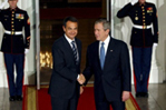 Por fin el Presidente del Gobierno, Jos Luis Rodrguez Zapatero, consigui ser recibido por George Bush en  Casa Blanca, invitado por Sarkozy