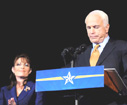 John McCain pronuncia el discurso en el que acept la derrota , junto a su "vicepresidenta" la polmica Sarah Palin