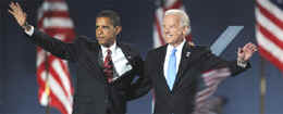 Obama y su vicepreisdente Joe  Biden delebrando su triunfo junto a miles de seguidores en Chicago