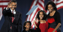 El presidente Obama, su esposa y sus dos hijas en el escenario del Grant Park de Chicago la noche de la gran victoria.