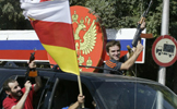 Seperatidos de Osetia del Sur ondean banderas y armas para celebrar la declaracin del presidente Medvedev 