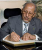 Sidi Mohamed Uld Cheij Abdallahi, firmando en el libro de honor de la Expo 2008 de Zaragoza