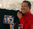 Hugo Chavez muestra la camiseta que le regal el Rey Juan Carlos, con la leyenda Por qu no te callas?
